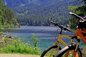 Mountainbike ved Søen Eibsee, det sydlige Tyskland