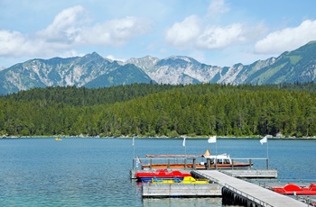 Bådbro ved søen Eibsee, det sydlige Tyskland