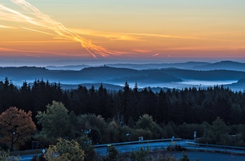 Solopgang over Eifel-bjergene og Nürburing, Midttyskland