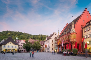 Aftensstemning på plads med restauranter i Freiburg, Schwarzwald i Sydtyskland