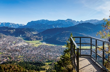 Udsigt ud over Garmisch Partenkirchen og bjergene, Tyskland