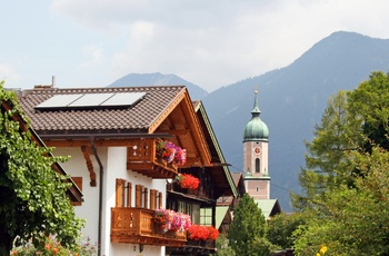 Traditionelt hus med masser af blomster i Garmisch Partenkirchen, Tyskland