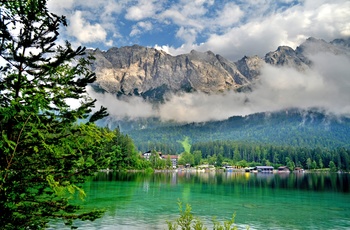 Udsigt til Zugspitze fra Eibsee ved Garmisch Partenkirchen, Tyskland