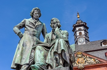 Statuen af brøderne Grimm på torvet i Hanau, Midttyskland