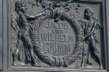 Mindeplade på statuen af brøderne Grimm i Hanau, Midttyskland
