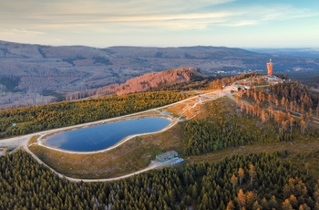Toppen af Wurmberg med den kunstige sø, Harzen i Tyskland
