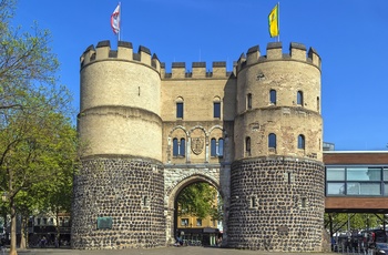 Hahnentorburg byport og den gamle bymur i Köln, Midttyskland