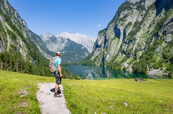 På vandring ved Obersee og Königsee i Berchtesgaden Nationalpark, Sydtyskland