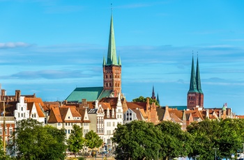 Lübecks gamle bydel Altstadt og kirketårne om sommeren, Nordtyskland