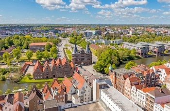 Lübeck´s gamle bydel Aldstadt med byporten Hostentor, Nordtyskland
