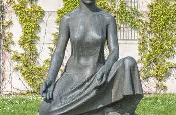 Statue ved klosteret og kunstmuseet Unser Lieben Frauen i Magdeburg, Tyskland