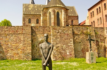Statue ved klosteret og kunstmuseet Unser Lieben Frauen i Magdeburg, Tyskland