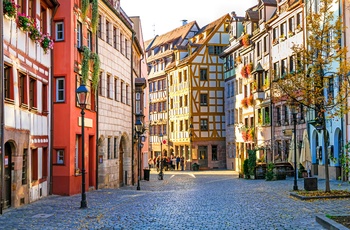 Hyggelig gade i Nürnbergs gamle bydel, Tyskland