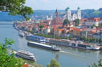 Turbåde ved byen Passau ved floderne Ilz, Donau og Inn, Sydtyskland