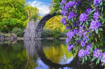 Rakotzbrücke er kendt som Djævelens Bro i Rhododendron Park Kromlau, Midttyskland 