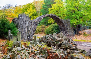 Rakotzbrücke er kendt som Djævelens Bro i Rhododendron Park Kromlau, Midttyskland 