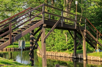 En af de mange træbroer langs Wotschofskaweg i Spreewald, Tyskland