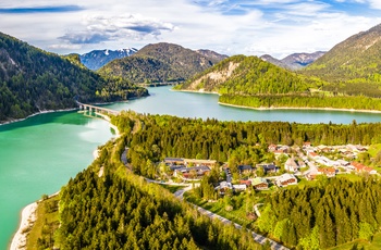 Sylvenstein søen, bro og bjerge om sommeren, det sydlige Tyskland