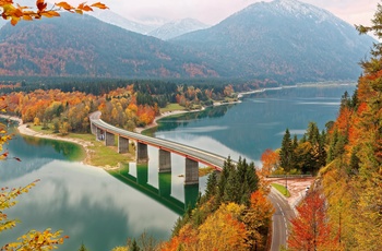 Efterår ved Sylvenstein søen, bro og bjerge i det sydlige Tyskland