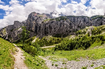 Mod toppen af Tysklands højeste bjerg Zugspitze, Sydtyskland