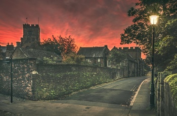 UK, Carlisle - stemningsbillede fra den vestlige mur med morgen udsigt over katedralen