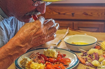Lokal spiser crawfish i Lafayette, Louisiana