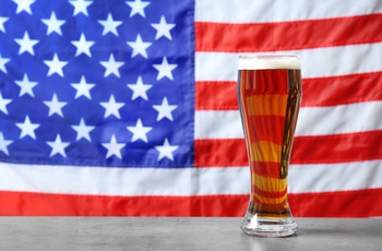 Amerikansk øl og flag