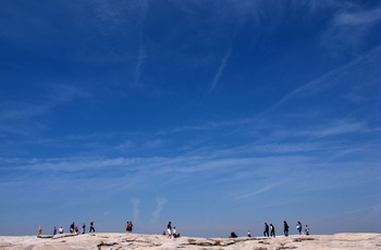 Besøgende på toppen af Georgias Stone Mountain Park, USA