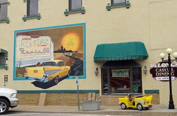 Vægmaleri i byen Pontiac med Route 66 Hall of Fame and Museum