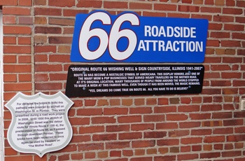 Skilt der fortæller om Route 66 attracktioner nær Route 66 Hall of Fame and Museum i byen Pontiac