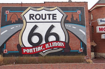 Vægmaleri i byen Pontiac med Route 66 Hall of Fame and Museum