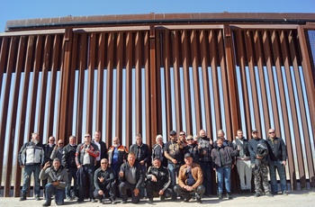 MC-tur Kyst til kyst - dag 12: Hele holdet foran grænsehegnet til Mexico