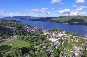 Søen og byen Lake George, New York State i USA