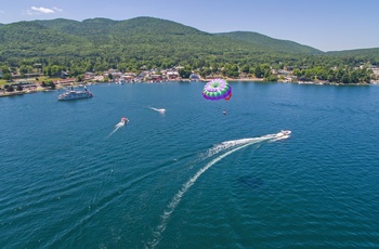 Vandsport på søen ud for Lake George Village, New York State i USA