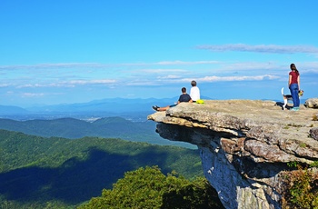 Hikere nyder udsigten fra klippeafsatsen McAfee Knob på Appalachian trail, Virginia, USA