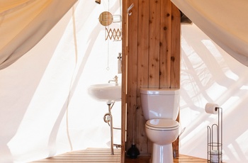 Glamping i Arches - eksempel på bad og toilet i telt