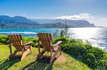Strandstole og udsigt mod Hanalei Bay på øen Kauai - Hawaii i USA