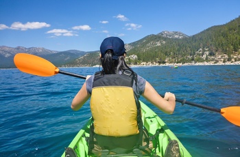 I kajak/kano på Lake Tahoe i det vestlige USA