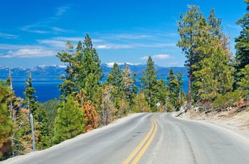 Vej med udsigt til Lake Tahoe i det vestlige USA