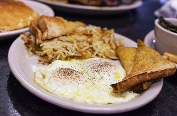 Klassisk amerikansk morgenmad på en diner - USA