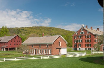 Gamle gårdhuse i museumsbyen Hancock Shaker Village i New England