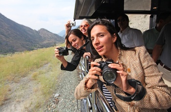 Rocky Mountaineer, åben togvogn med passagere der fotograferer, Canada