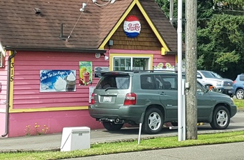 Farverigt Drive In Coffee House langs Highway 101 - det vestlige USA