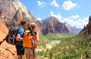 Hikers på vandretur betragter Zion Nationalpark i Utah