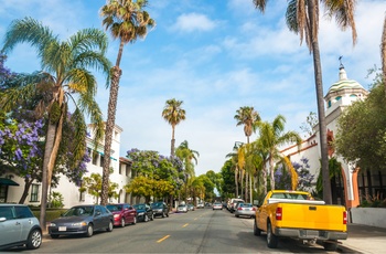 Palmeboulevard i Santa Barbara i Californien, USA