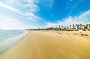 Gylden sandstrand i Santa Barbara i Californien, USA