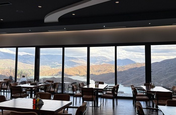 Udsigt fra restaurant til Bovilla-søen i Albanien
