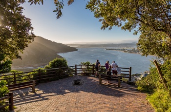 Turister nyder udsigten mod kystbyen Knysna i Sydafrika