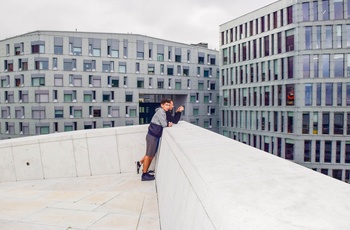 Udsigt mod moderne huse fra Operaen i Oslo