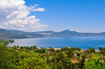 Udsigt over Bracciano søen i Italien